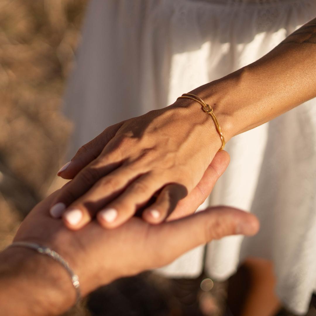 Bracciale Minimalista con Nodo d'Amore