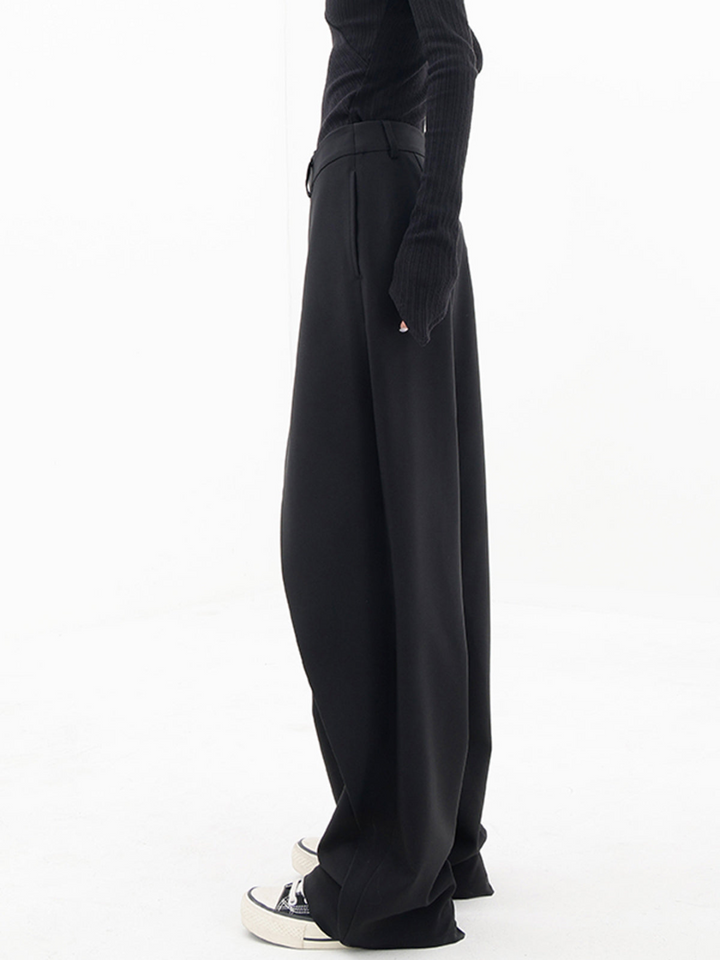 Pantaloni asimmetrici alla moda